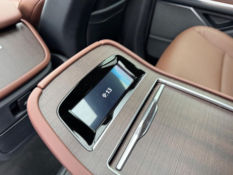 Lincoln Navigator Vehicle Full-screen Gallery Image 14