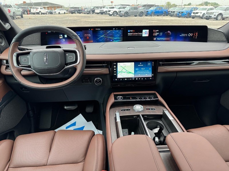 Lincoln Navigator Vehicle Full-screen Gallery Image 15