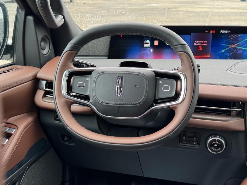 Lincoln Navigator Vehicle Full-screen Gallery Image 16