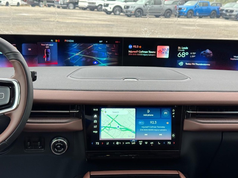 Lincoln Navigator Vehicle Full-screen Gallery Image 17