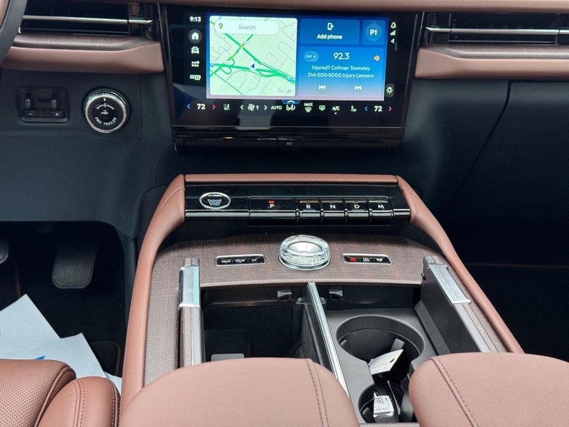 Lincoln Navigator Vehicle Full-screen Gallery Image 18