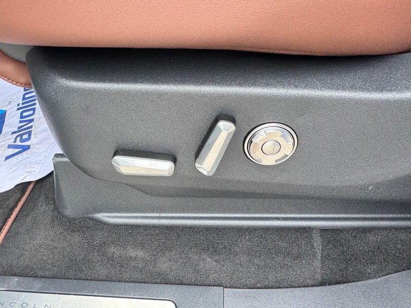 Lincoln Navigator Vehicle Full-screen Gallery Image 19