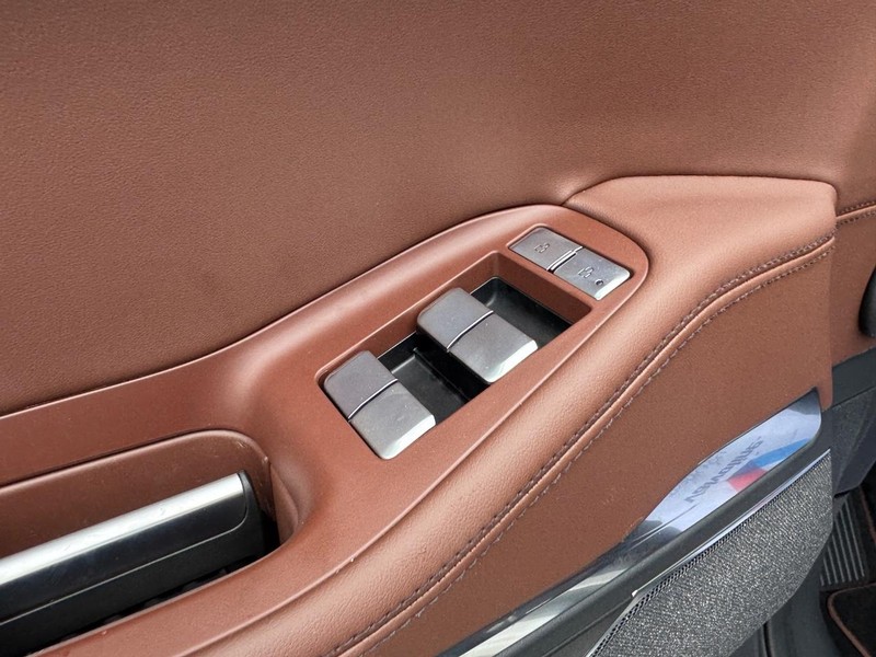 Lincoln Navigator Vehicle Full-screen Gallery Image 20