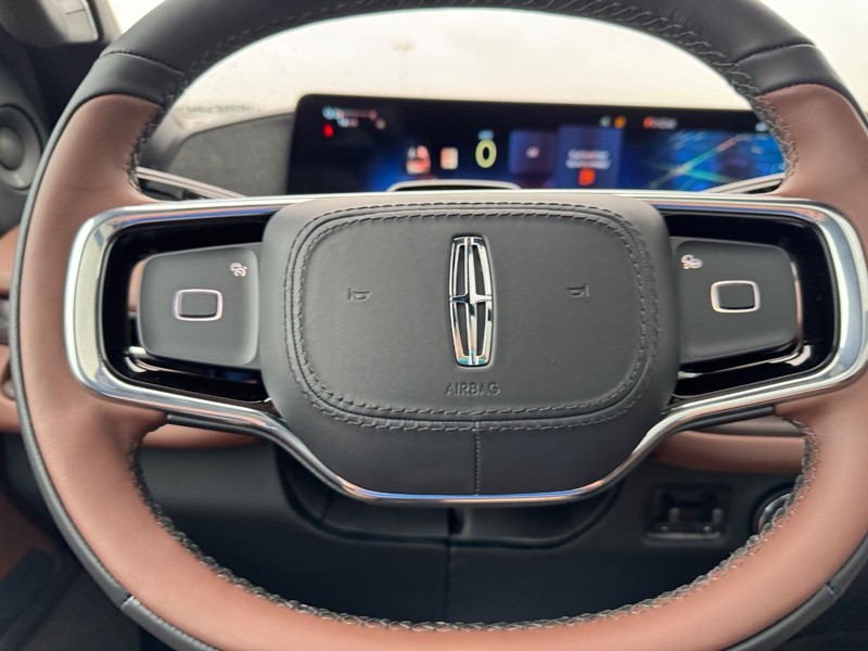 Lincoln Navigator Vehicle Full-screen Gallery Image 21