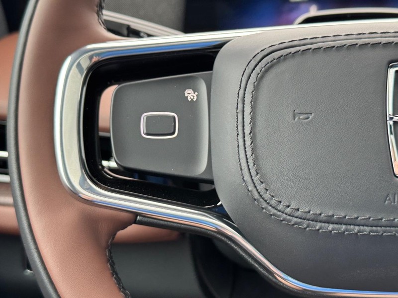 Lincoln Navigator Vehicle Full-screen Gallery Image 22