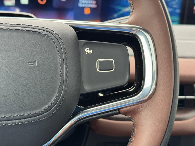 Lincoln Navigator Vehicle Full-screen Gallery Image 23