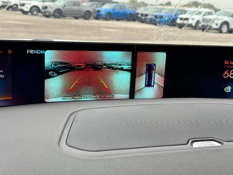 Lincoln Navigator Vehicle Full-screen Gallery Image 26