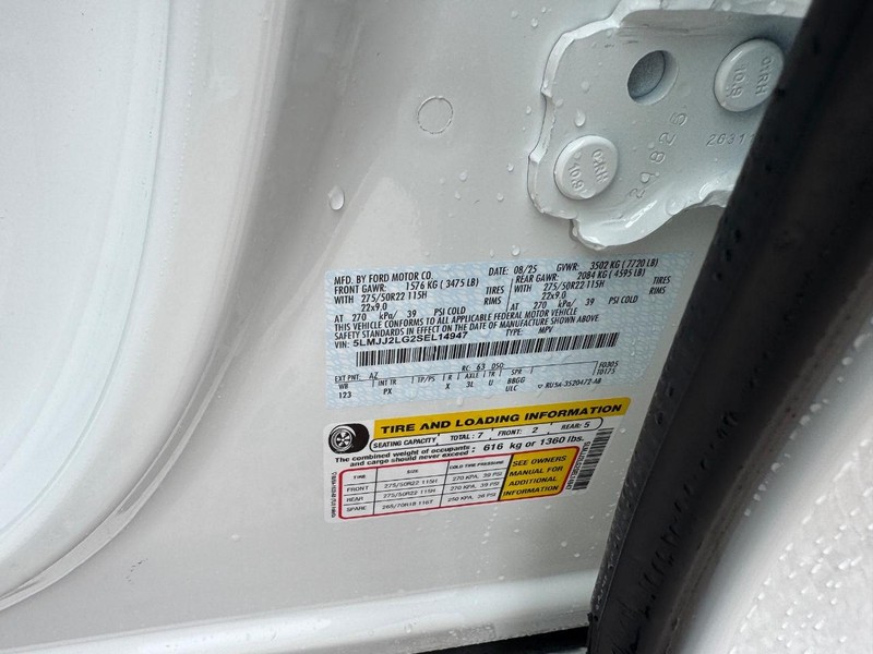 Lincoln Navigator Vehicle Full-screen Gallery Image 27