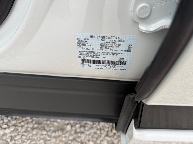 Lincoln Aviator Vehicle Full-screen Gallery Image 25