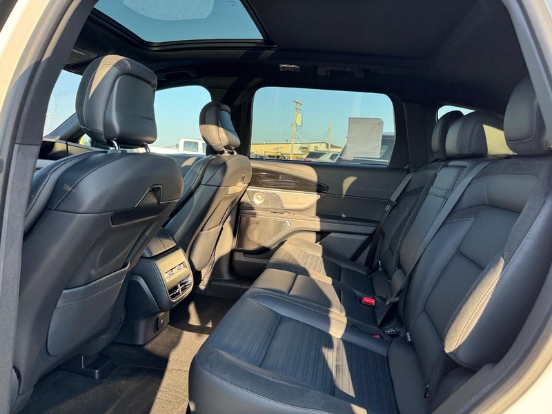 Lincoln Nautilus Vehicle Full-screen Gallery Image 11