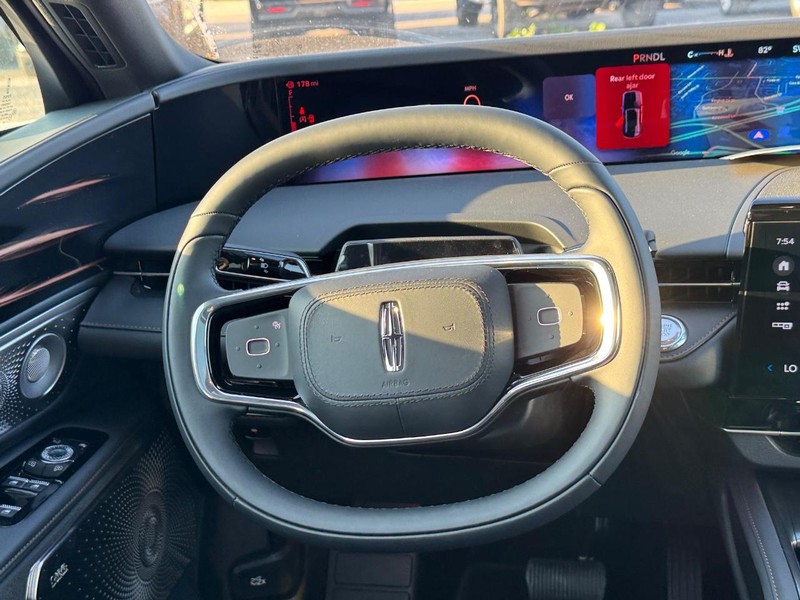 Lincoln Nautilus Vehicle Full-screen Gallery Image 14