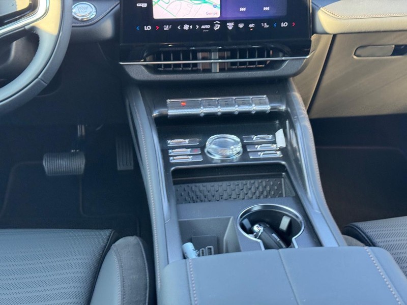 Lincoln Nautilus Vehicle Full-screen Gallery Image 16