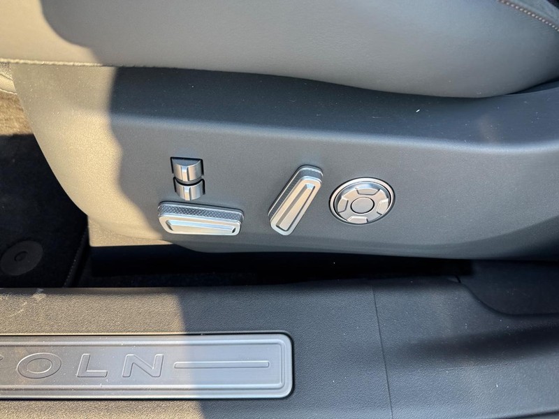 Lincoln Nautilus Vehicle Full-screen Gallery Image 17