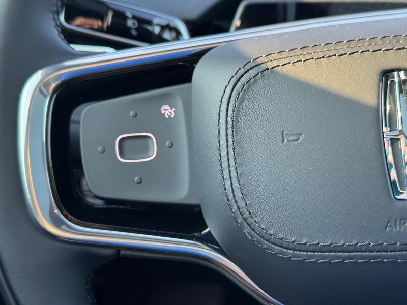 Lincoln Nautilus Vehicle Full-screen Gallery Image 21