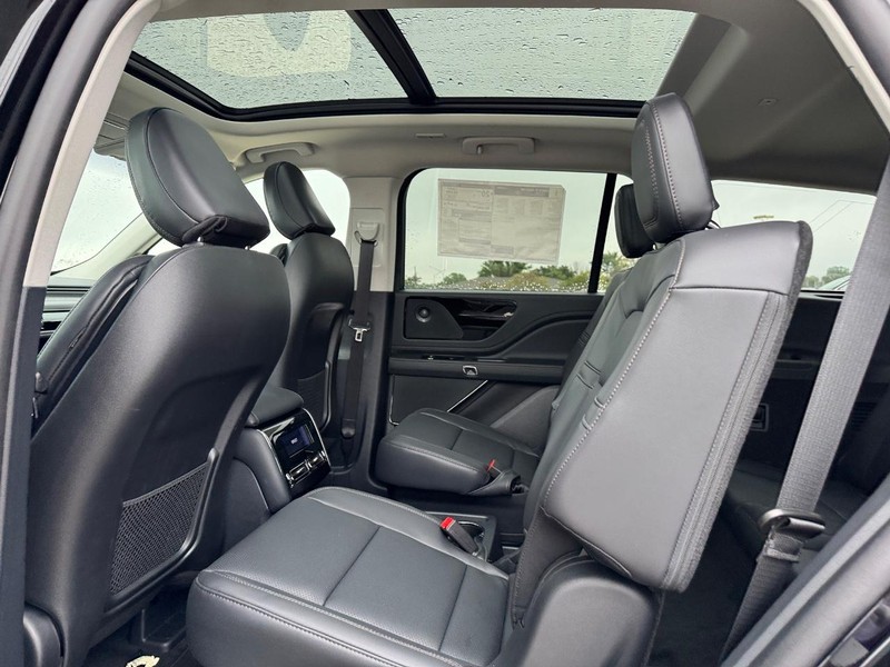 Lincoln Aviator Vehicle Full-screen Gallery Image 11