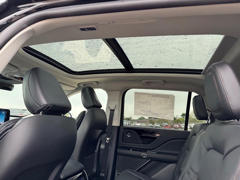 Lincoln Aviator Vehicle Full-screen Gallery Image 12