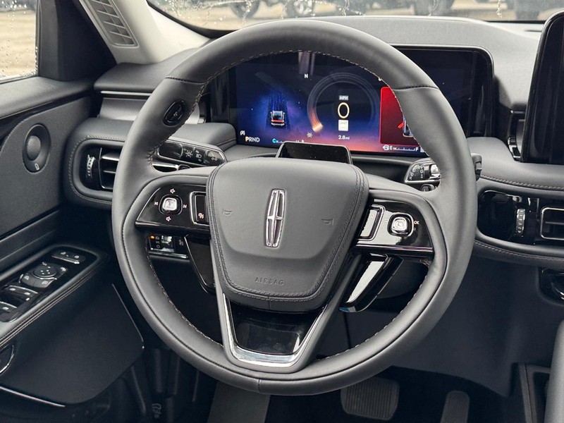 Lincoln Aviator Vehicle Full-screen Gallery Image 16