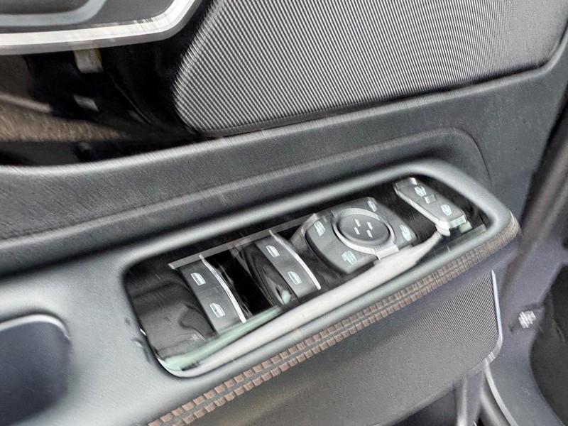 Lincoln Aviator Vehicle Full-screen Gallery Image 19