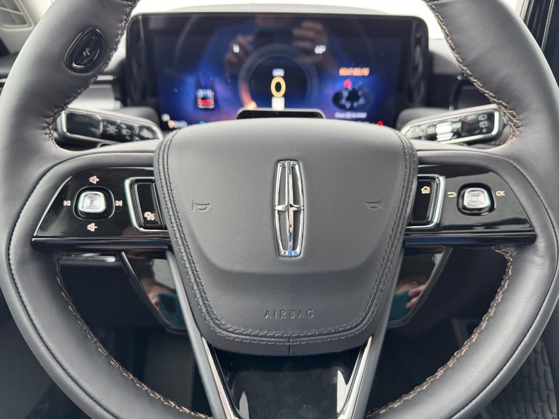 Lincoln Aviator Vehicle Full-screen Gallery Image 21