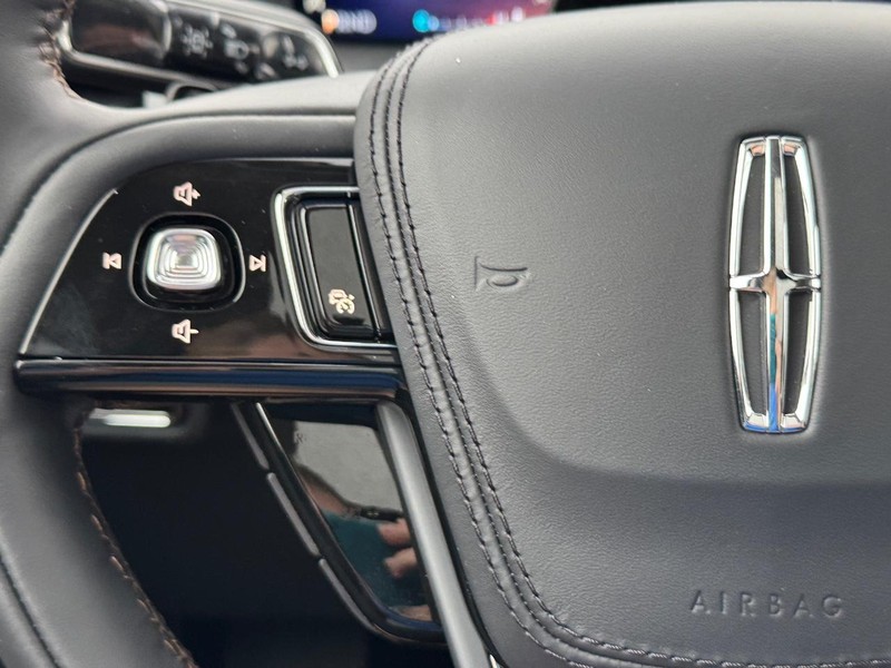 Lincoln Aviator Vehicle Full-screen Gallery Image 22