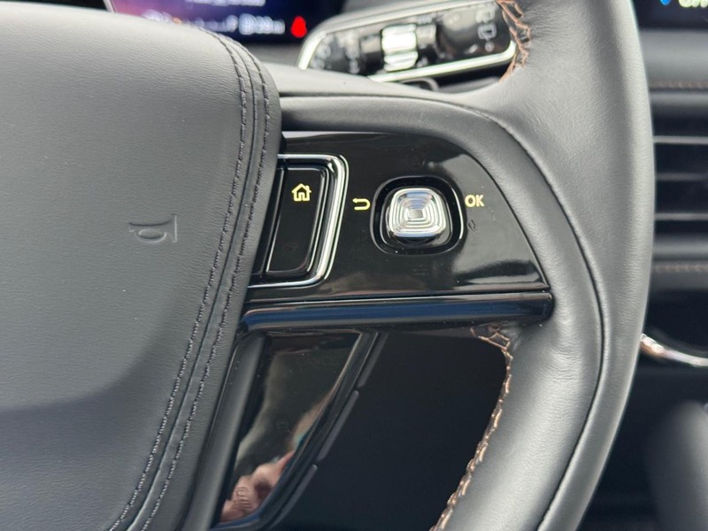 Lincoln Aviator Vehicle Full-screen Gallery Image 23