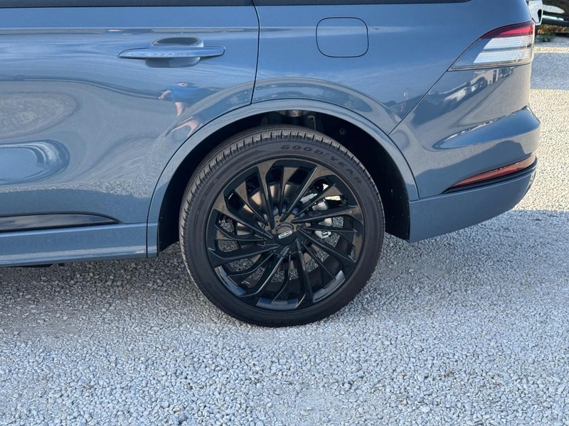 Lincoln Aviator Vehicle Full-screen Gallery Image 10