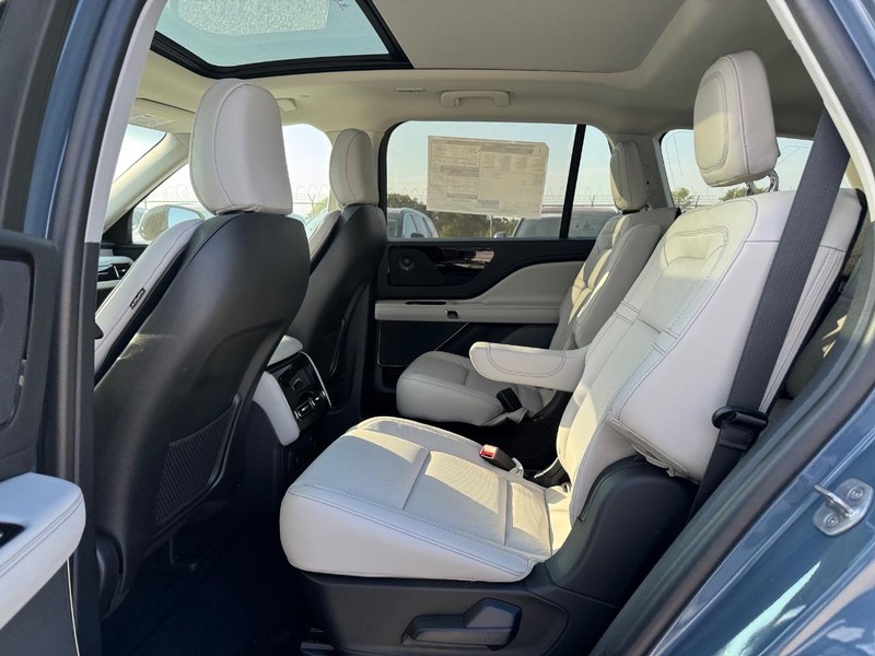 Lincoln Aviator Vehicle Full-screen Gallery Image 11