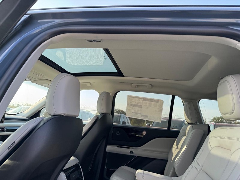 Lincoln Aviator Vehicle Full-screen Gallery Image 12