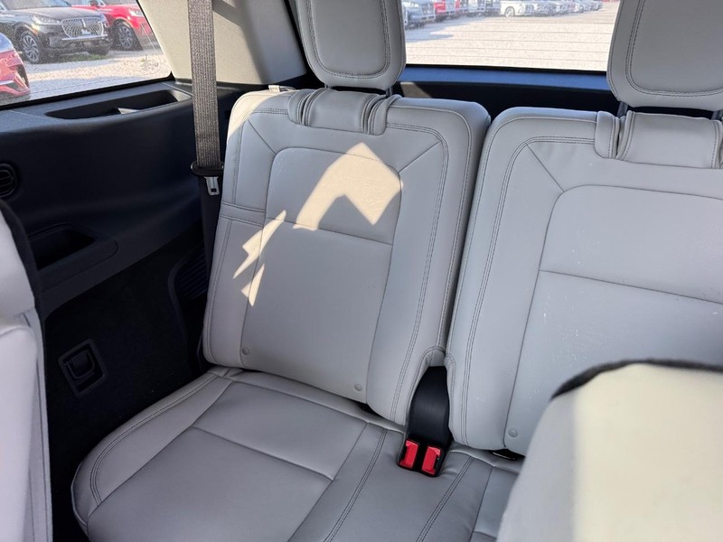 Lincoln Aviator Vehicle Full-screen Gallery Image 13