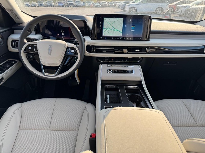 Lincoln Aviator Vehicle Full-screen Gallery Image 15