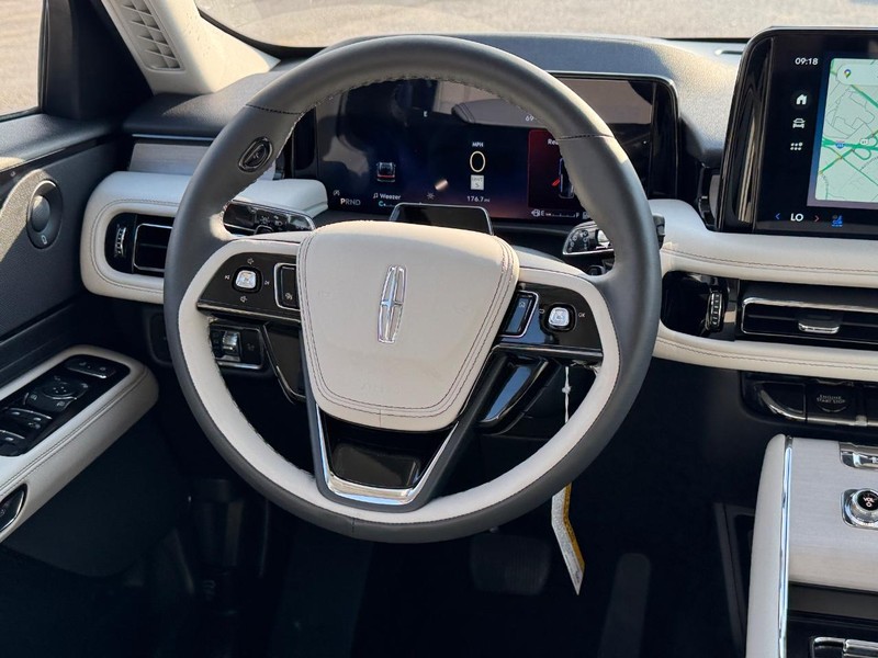 Lincoln Aviator Vehicle Full-screen Gallery Image 16