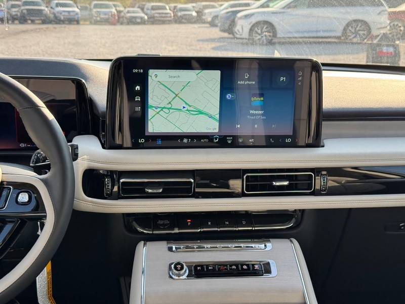 Lincoln Aviator Vehicle Full-screen Gallery Image 17