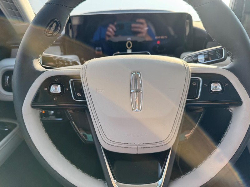 Lincoln Aviator Vehicle Full-screen Gallery Image 22