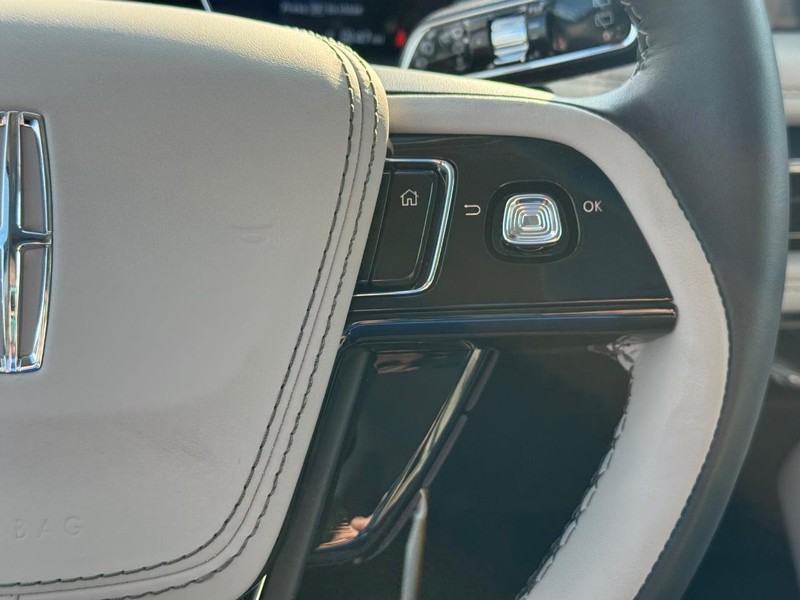 Lincoln Aviator Vehicle Full-screen Gallery Image 24