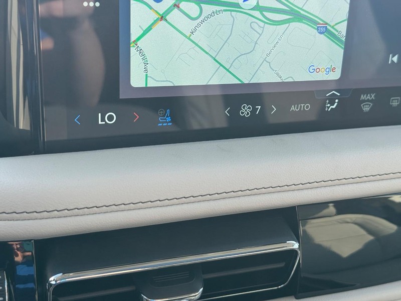 Lincoln Aviator Vehicle Full-screen Gallery Image 26