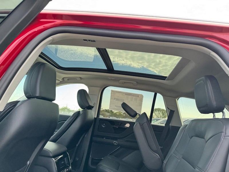 Lincoln Aviator Vehicle Full-screen Gallery Image 12