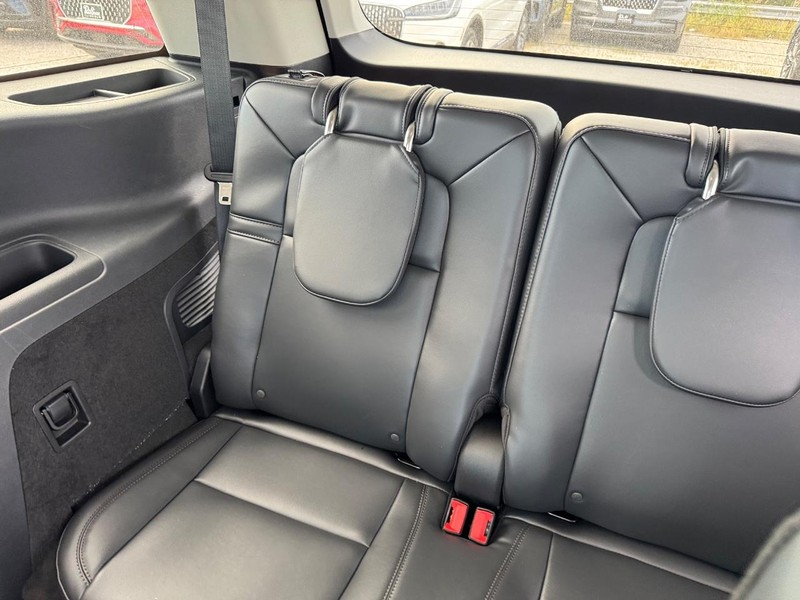 Lincoln Aviator Vehicle Full-screen Gallery Image 13