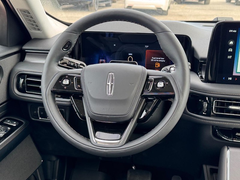 Lincoln Aviator Vehicle Full-screen Gallery Image 16