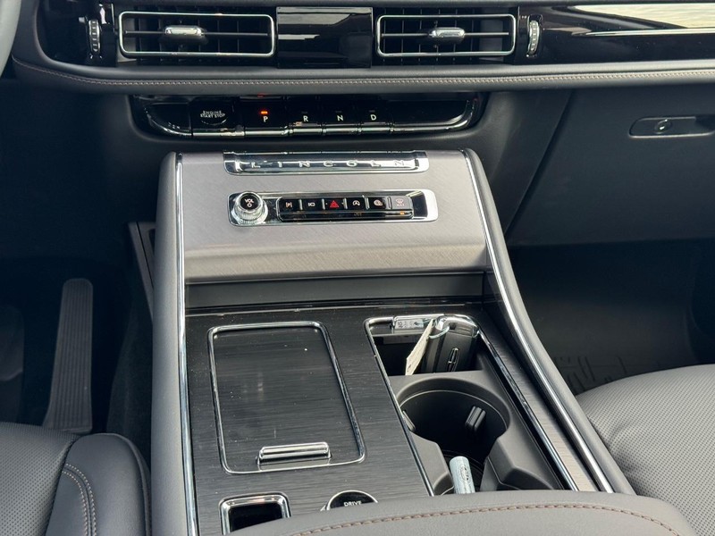Lincoln Aviator Vehicle Full-screen Gallery Image 18