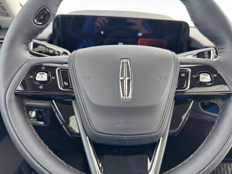 Lincoln Aviator Vehicle Full-screen Gallery Image 22