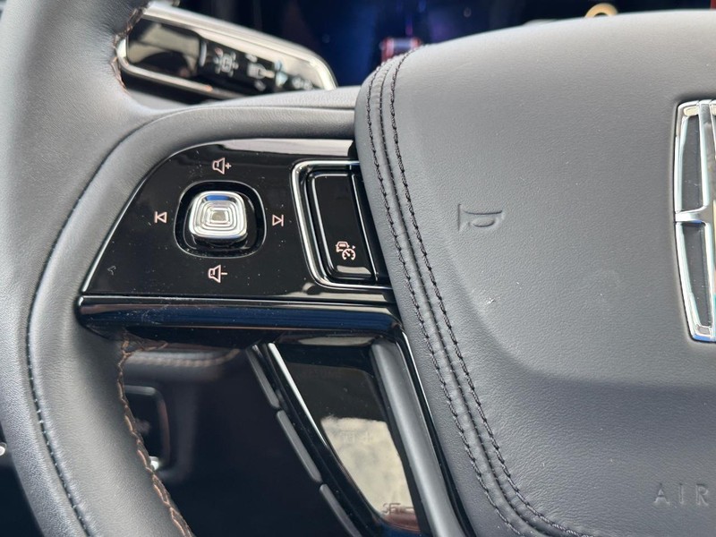 Lincoln Aviator Vehicle Full-screen Gallery Image 23