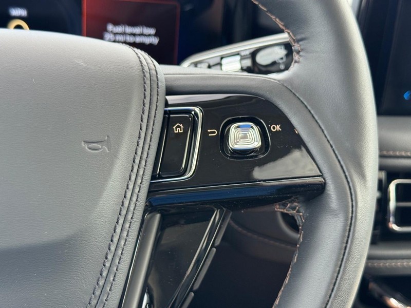 Lincoln Aviator Vehicle Full-screen Gallery Image 24