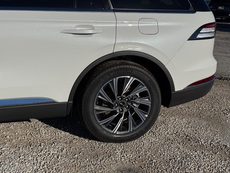 Lincoln Aviator Vehicle Full-screen Gallery Image 10