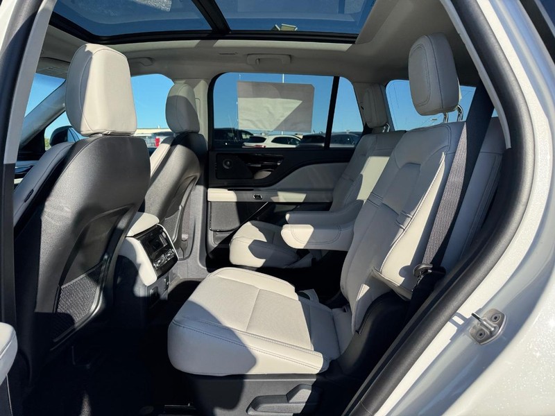 Lincoln Aviator Vehicle Full-screen Gallery Image 11