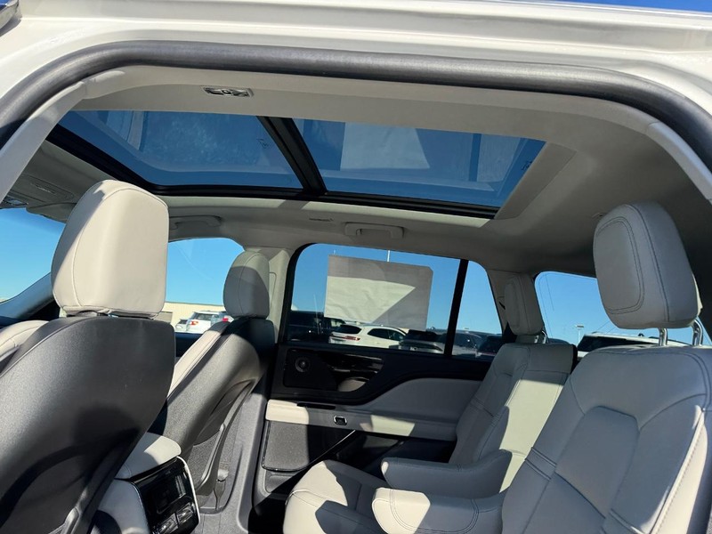 Lincoln Aviator Vehicle Full-screen Gallery Image 12