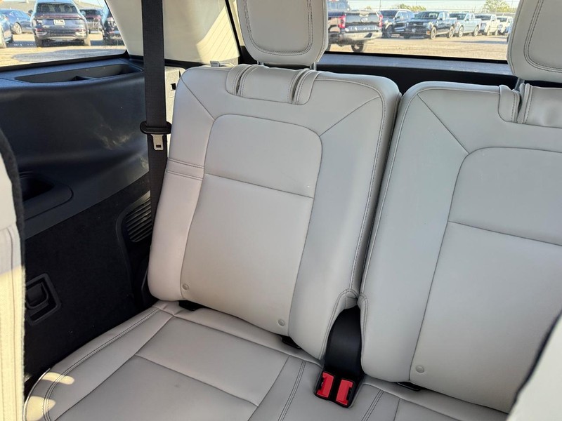 Lincoln Aviator Vehicle Full-screen Gallery Image 13