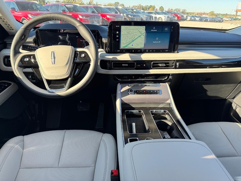 Lincoln Aviator Vehicle Full-screen Gallery Image 15
