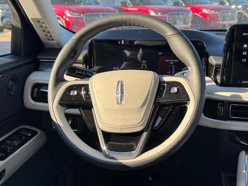 Lincoln Aviator Vehicle Full-screen Gallery Image 16