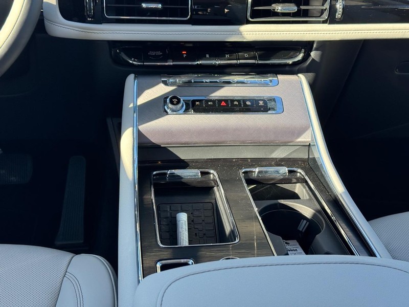 Lincoln Aviator Vehicle Full-screen Gallery Image 18