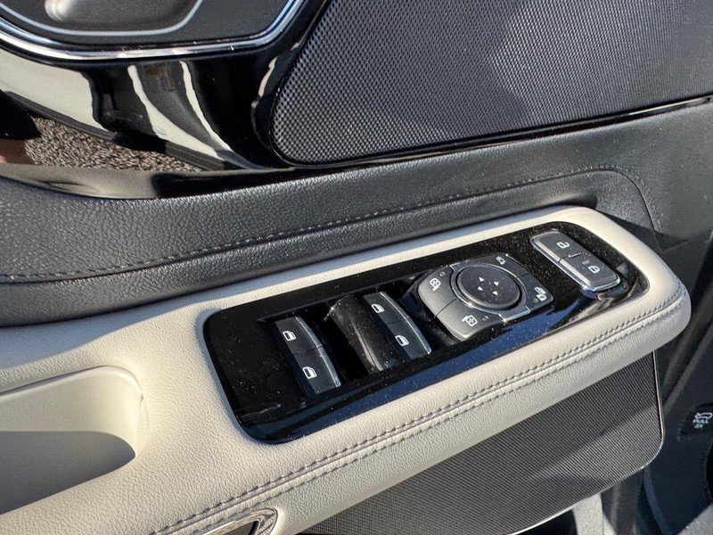 Lincoln Aviator Vehicle Full-screen Gallery Image 20